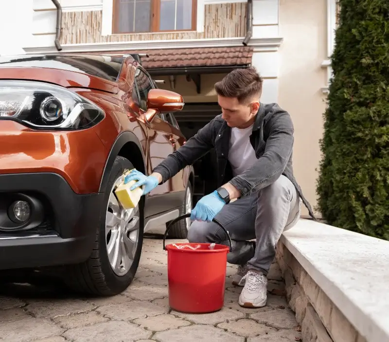 Lavage auto à domicile Cornac : professionnel intervenant sur un véhicule